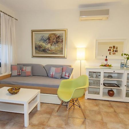 Apartment in Villa Rosebud Nikiana Bagian luar foto