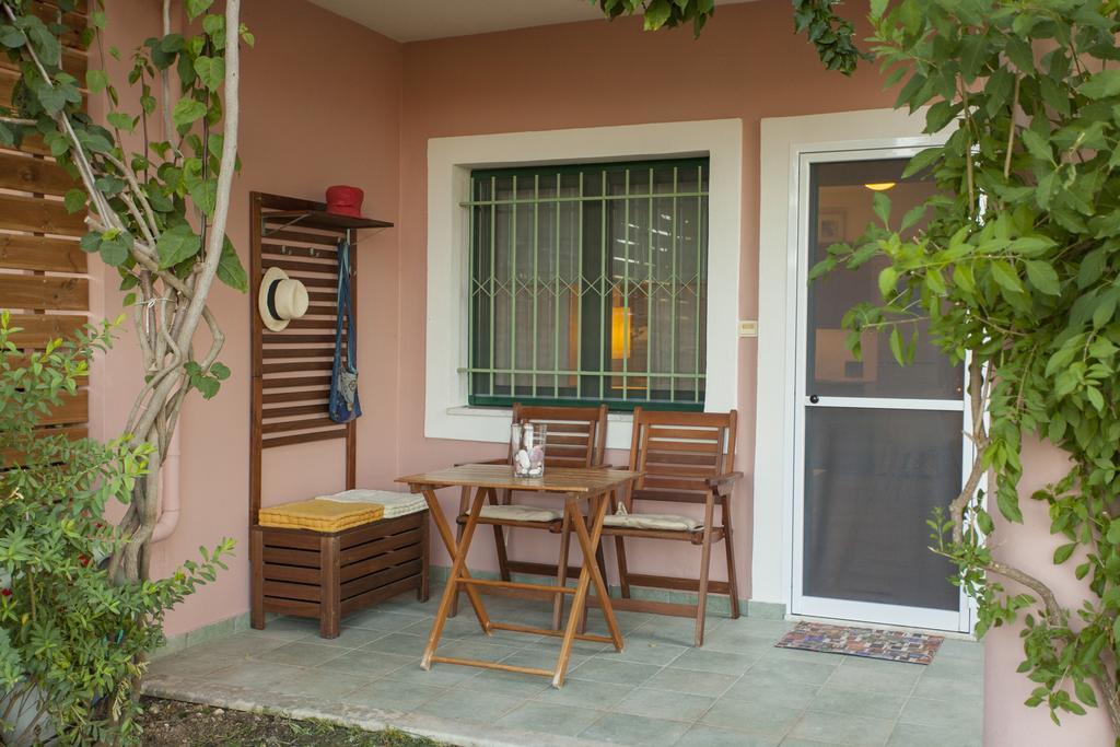 Apartment in Villa Rosebud Nikiana Bagian luar foto